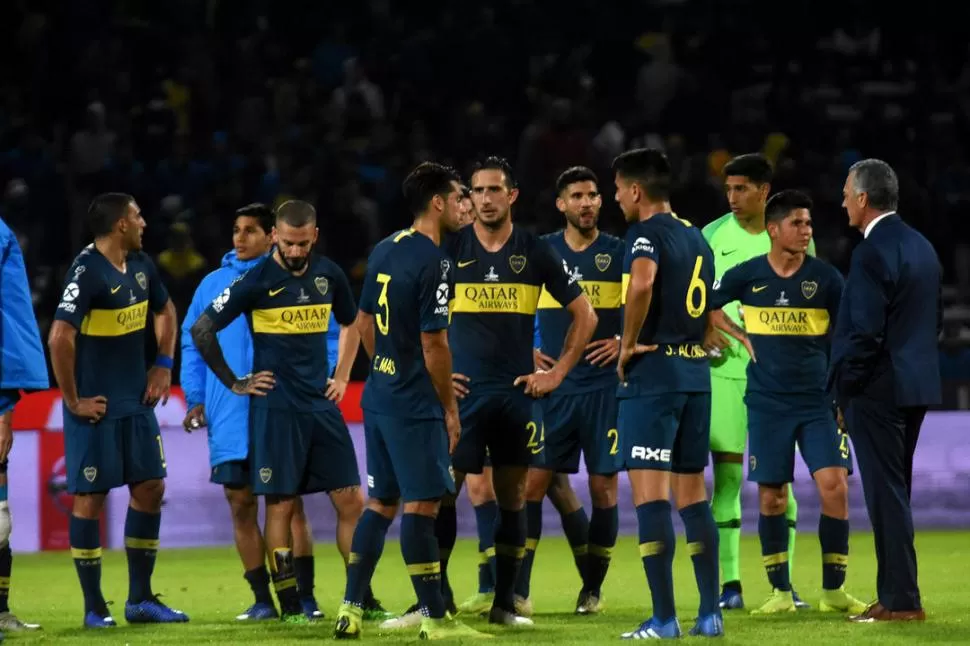 CARAS LARGAS. Jugadores y DT de Boca esperan el aviso para recibir la medalla del segundo lugar, tras perder con Tigre. telam