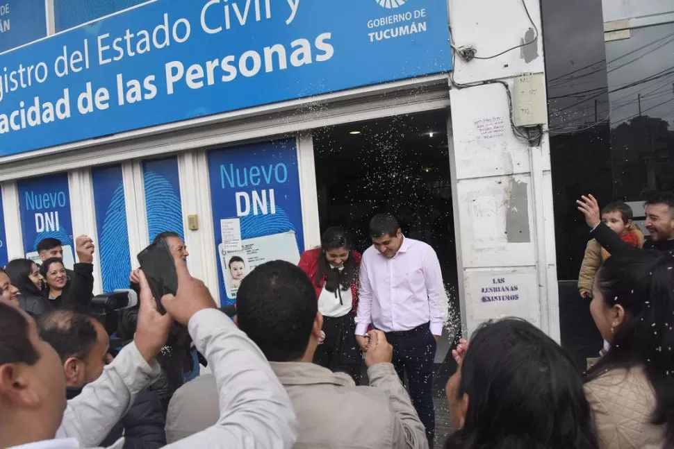 EL TRADICIONAL “BAÑO DE ARROZ”. Un matrimonio flamante recibe el típico saludo nupcial a la salida de la sede central del Registro Civil. la gaceta / fotos de analia jaramillo