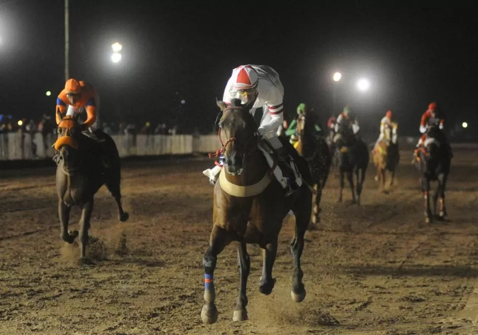 RUMBO AL DISCO. El zaino Grumpy, con Dante Córdoba en su montura, consiguió la segunda victoria consecutiva. la gaceta / fotos de antonio ferroni