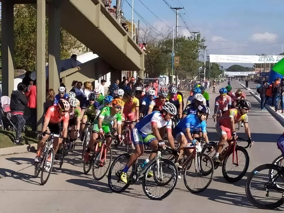 UNA FIESTA. Los pedalistas de las distintas categorías brindaron un hermoso espectáculo en el circuito callejero de Villa Amalia.   