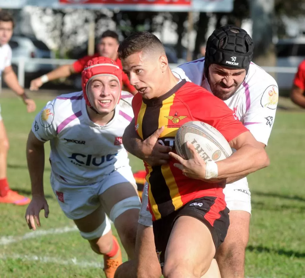 PUDIERON FRENARLO. La defensiva de Los Tarcos funcionó ante Cardenales, ayer. la gaceta / foto de antonio ferroni