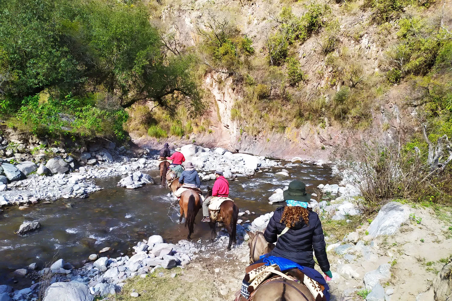 CRUCE. Desde Ñorco hasta Anca Juli hay que cruzar 16 veces diferentes causes de río. FOTOS DE LEO NOLI