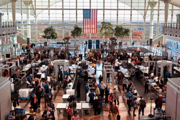 Para poder ingresar a Estados Unidos, chequearán redes sociales, mails y teléfonos