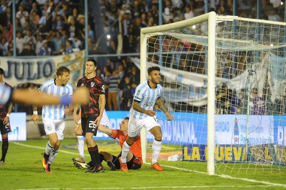 EL PRIMERO DE ESA SERIE. Toledo acaba de clavar su “palomita” a River, en el Monumental. la gaceta / Foto de hector peralta