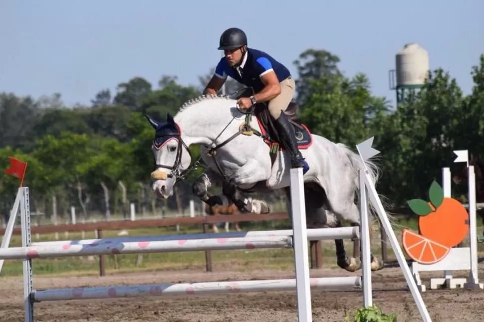 UN SALTO PERFECTO. Ricardo Piola se lució con el tordillo “LF Enrico Blue Z”.  