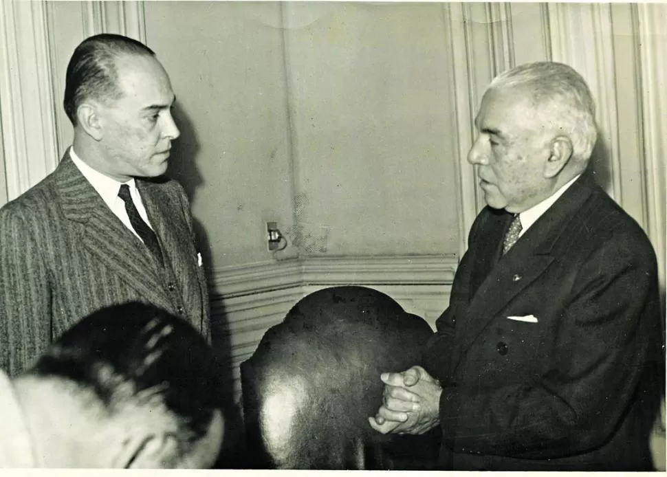 JUAN ROGELIO ALVELO. A la derecha, aparece al asumir la intervención de Tucumán, junto al comisionado interino saliente, doctor Enrique Forn 
