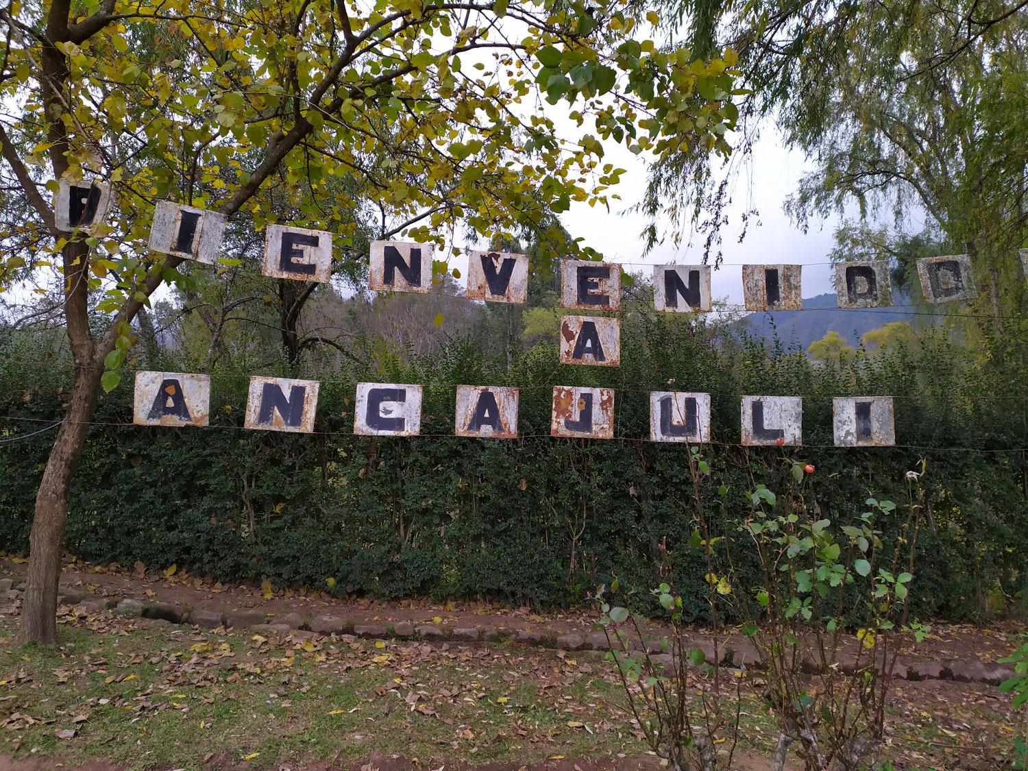 EL SALUDO. El cartel de bienvenida a la comuna está frente a la pista de aterrizaje.