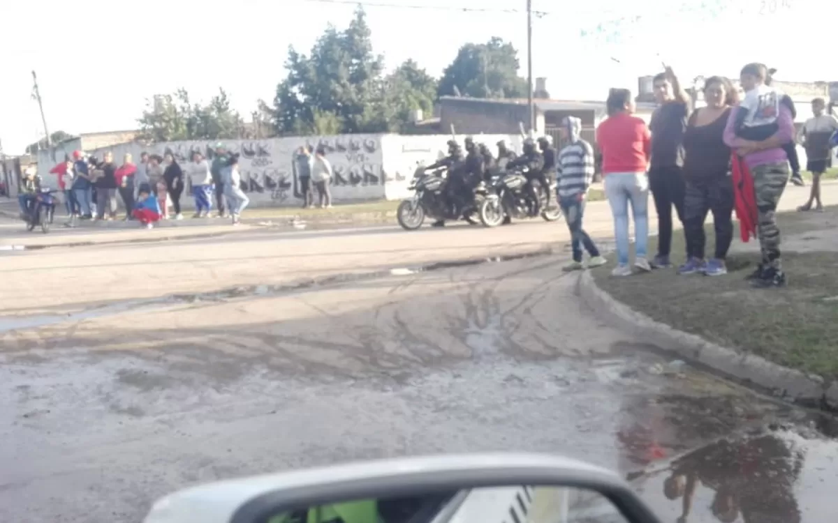 MOVIMIENTO. Ayer despidieron los restos de un joven asesinado.  