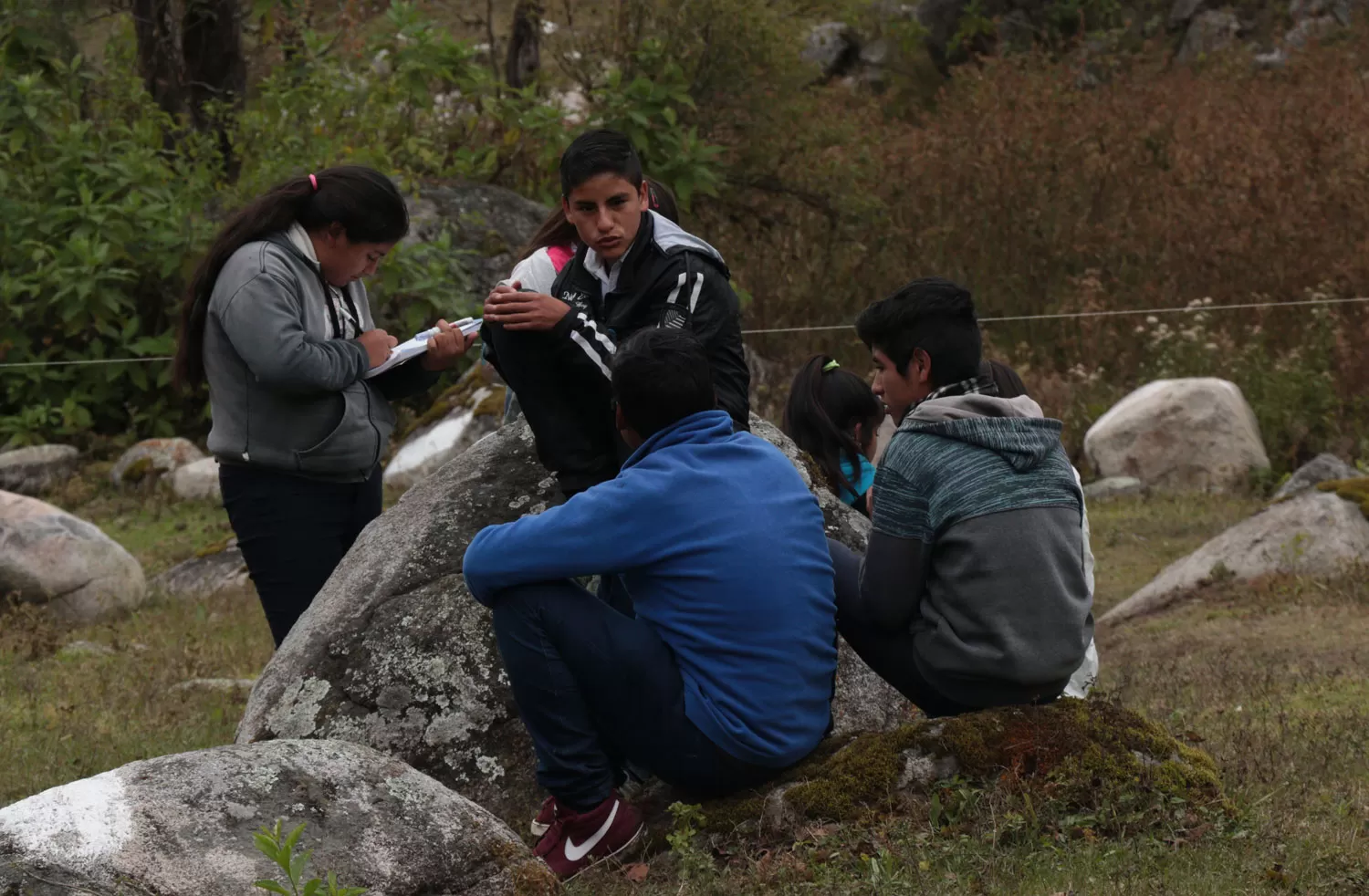 EN EQUIPO. En total, son 20 los chicos de la zona que van al secundario de la Escuela 219. FOTOS MINISTERIO DE SALUD DE LA PROVINCIA