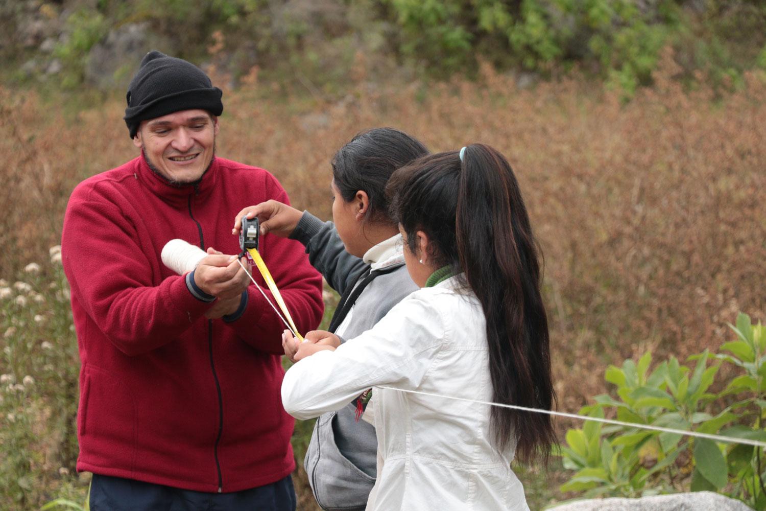 PROYECTO. Junto al profesor Roque Núñez, los chicos trabajar en un plan de reforestación de la zona.