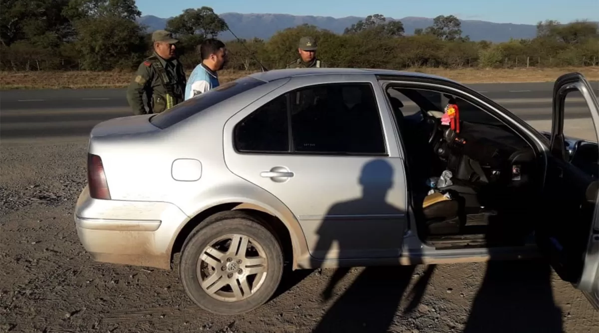 ESCONDIDOS. Gendarmes ubicaron varios paquetes en el auto.