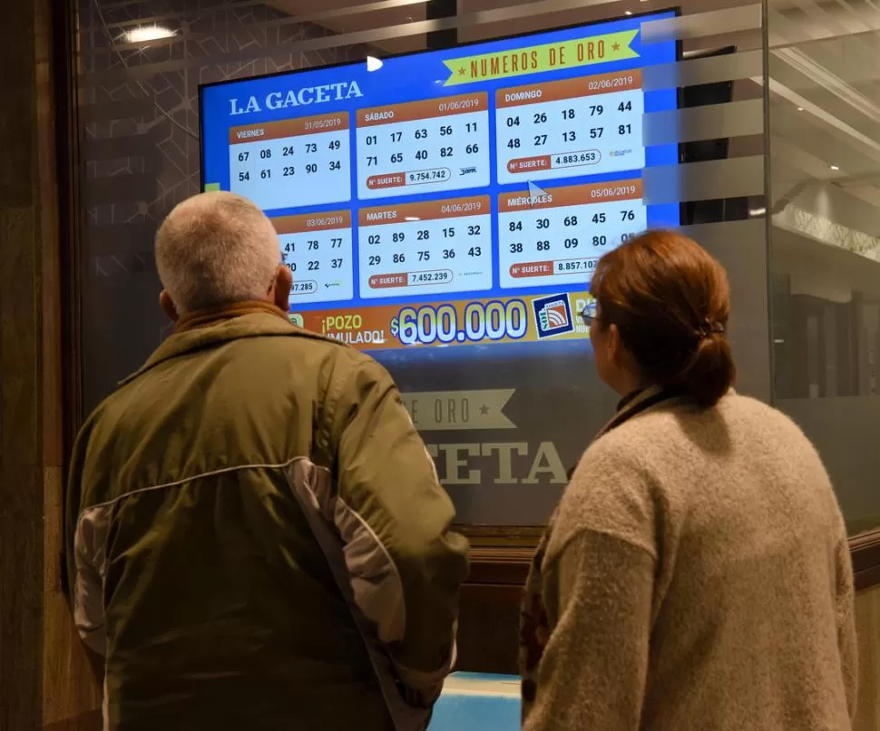 EXPECTATIVA. Lectores controlan sus tarjetas en el panel de LA GACETA. LA GACETA / FOTO DE JOSÉ NUNO.-