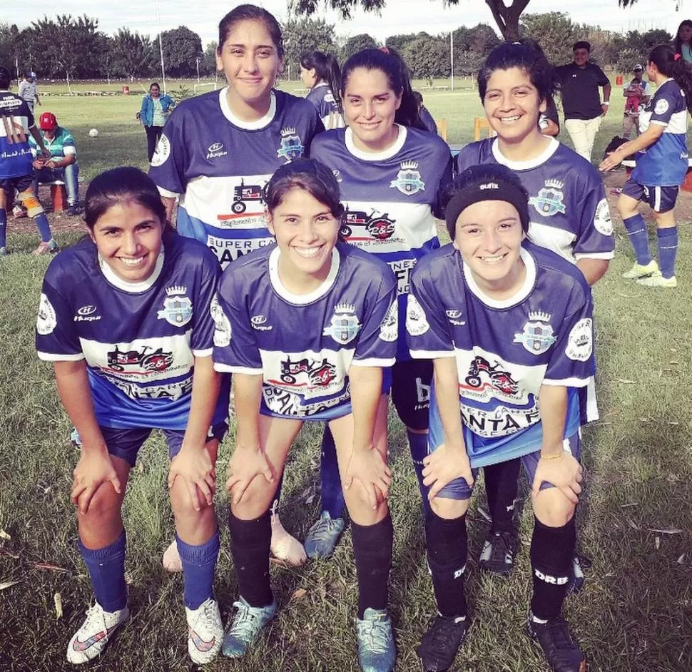 FUNDADORAS. El sexteto estuvo en los inicios del fútbol femenino luleño: Natalia, Romina, Daiana, Jéssica, Belén y Rita. fotos de Daiana Brandán Valdez