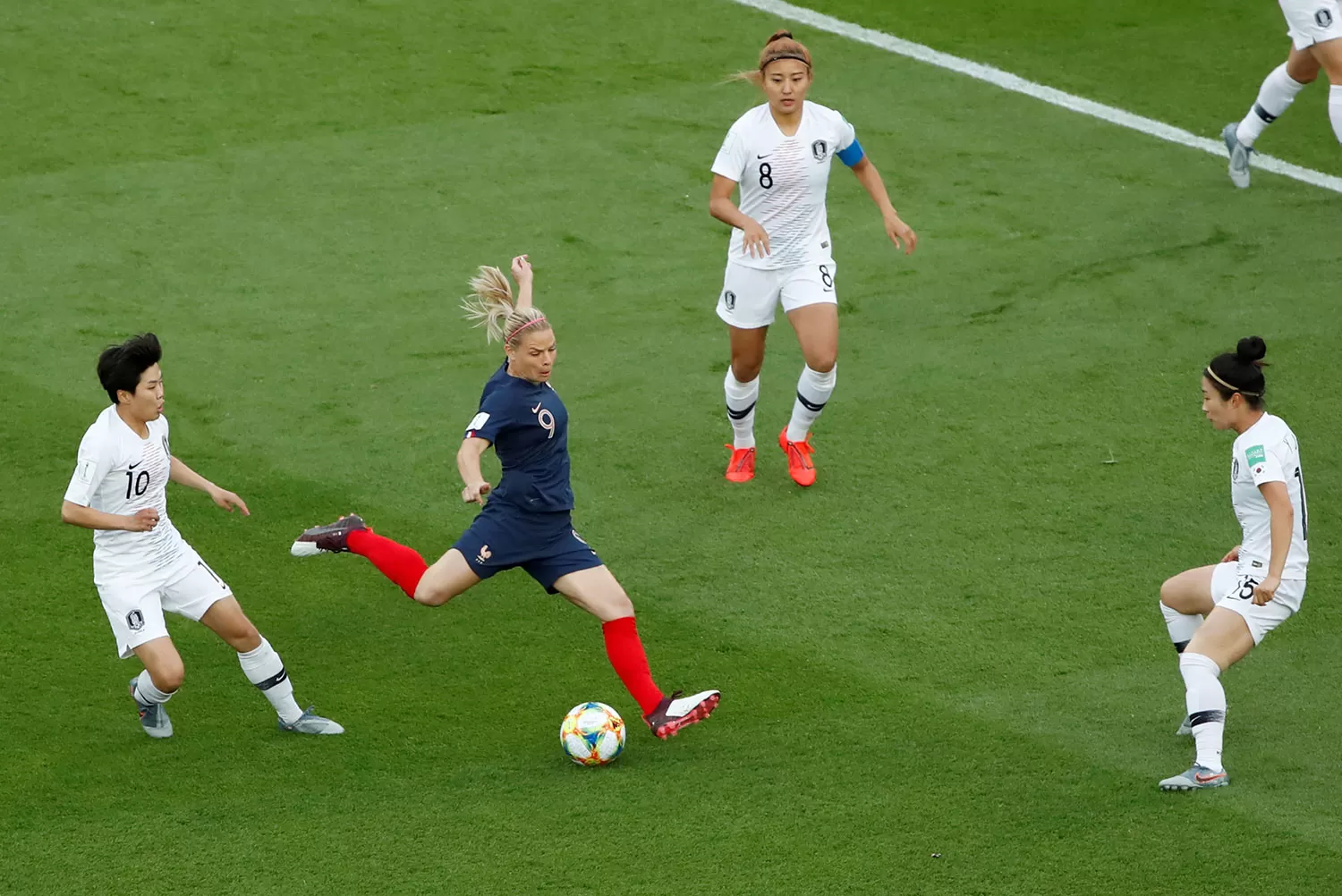 GOLEADORA. Le Sommer abrió la cuenta para Francia ante Corea del Sur.