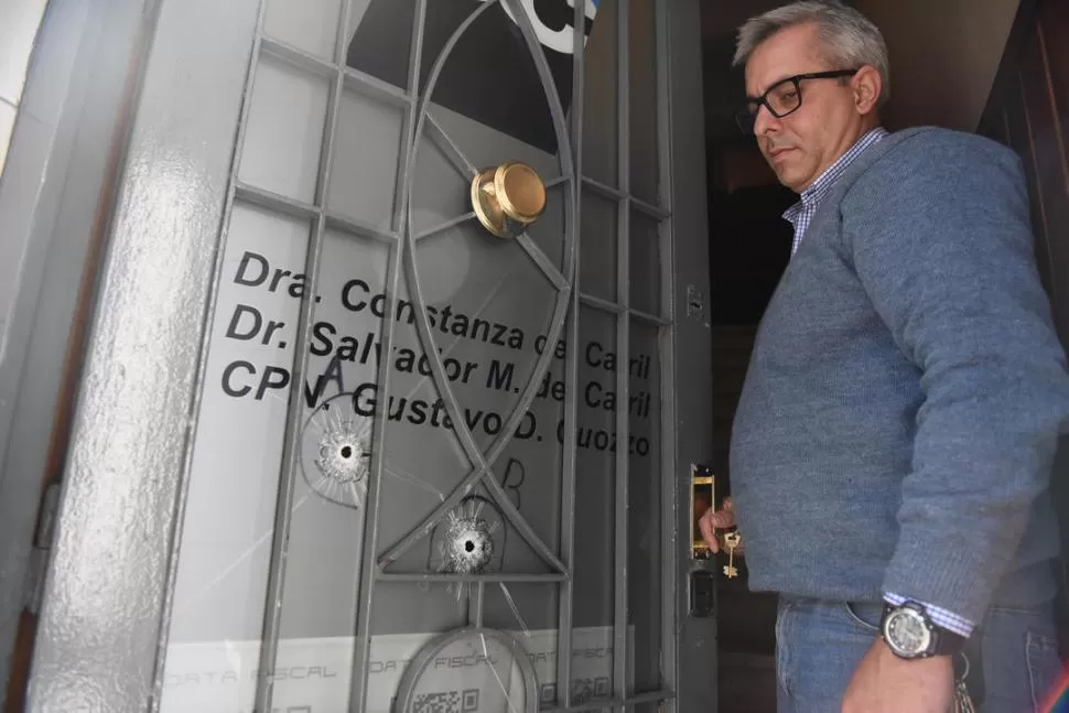 EN LA PUERTA. Salvador del Carril, uno de los dueños del estudio jurídico, frente a las marcas de los disparos. la gaceta / foto de Analía Jaramillo