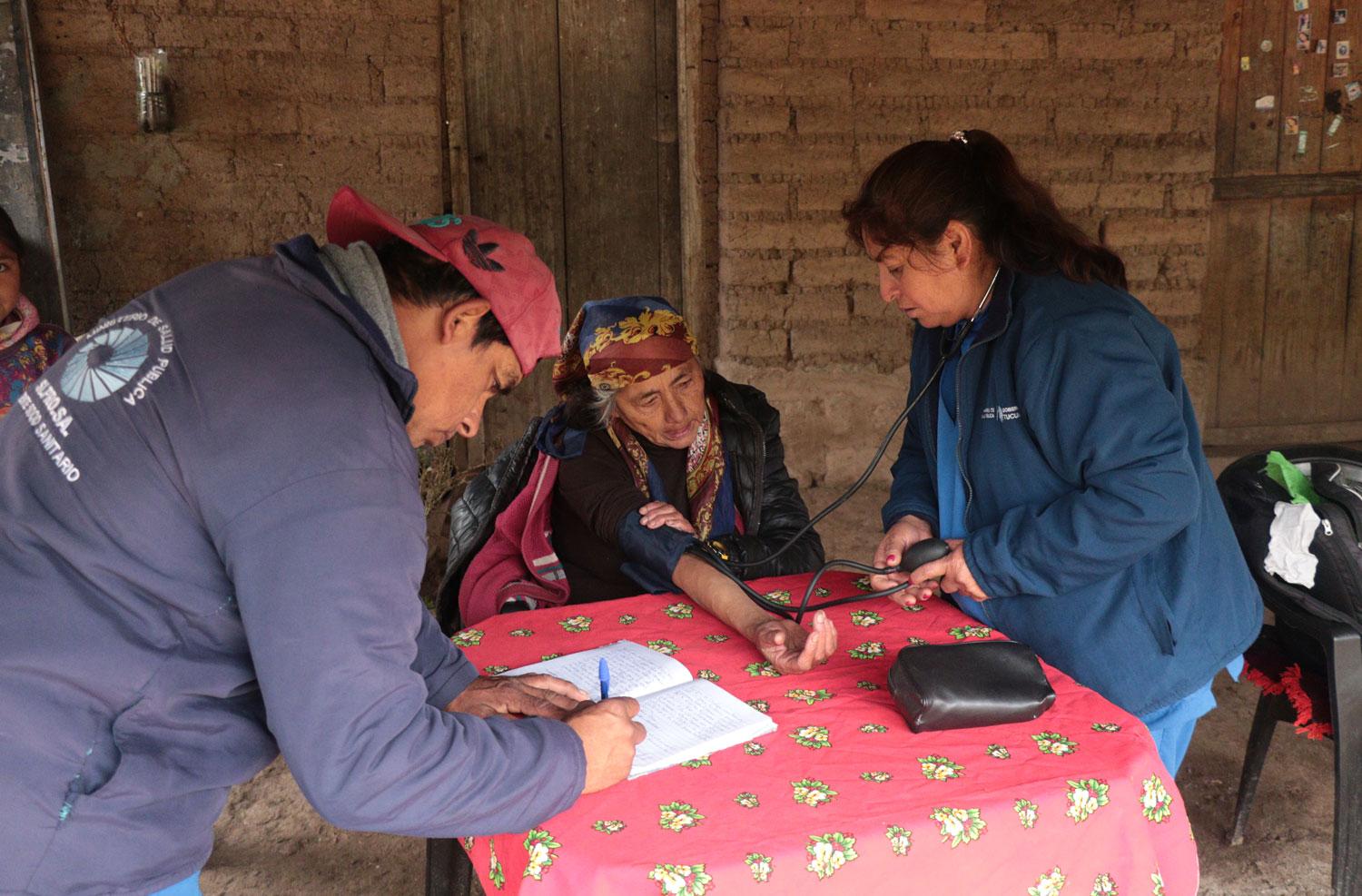 CENSO. Pedrín y Olguita recopilan datos en la casa de doña 