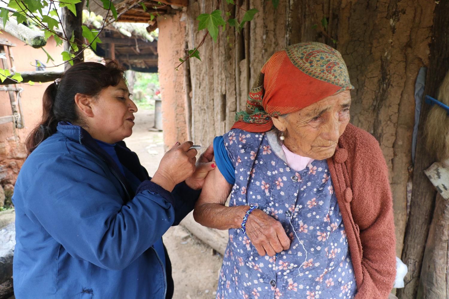 VACUNA. Los asistentes sanitarios también cumplen misiones especiales, cuando se los necesita.