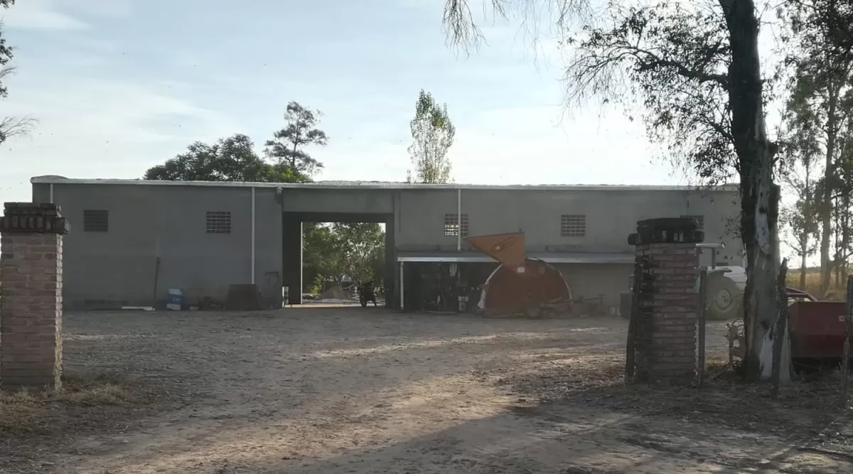 TERRENO. Rompieron el alambrado para poder pasar, dijo el propietario.