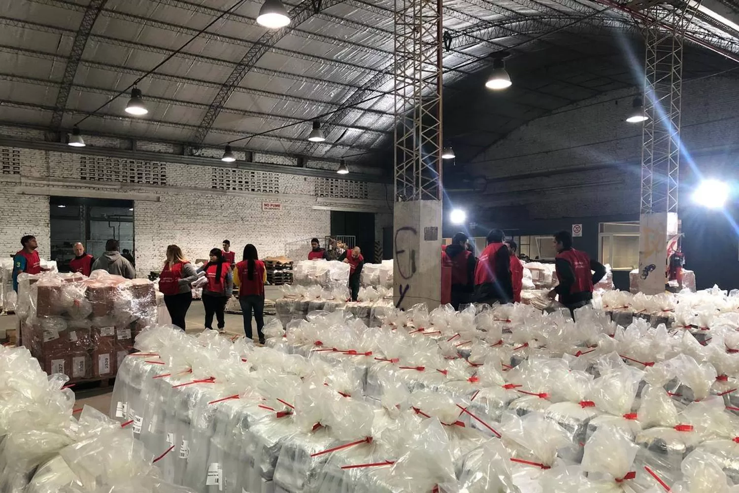 MÁS DE 3.000 BOLSINES. Las urnas y demás materiales para la votación de mañana fueron distribuidos en nueve horas.