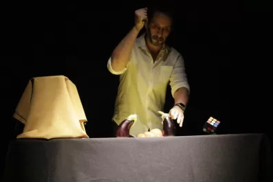 Análisis irónico sobre las ficciones cotidianas