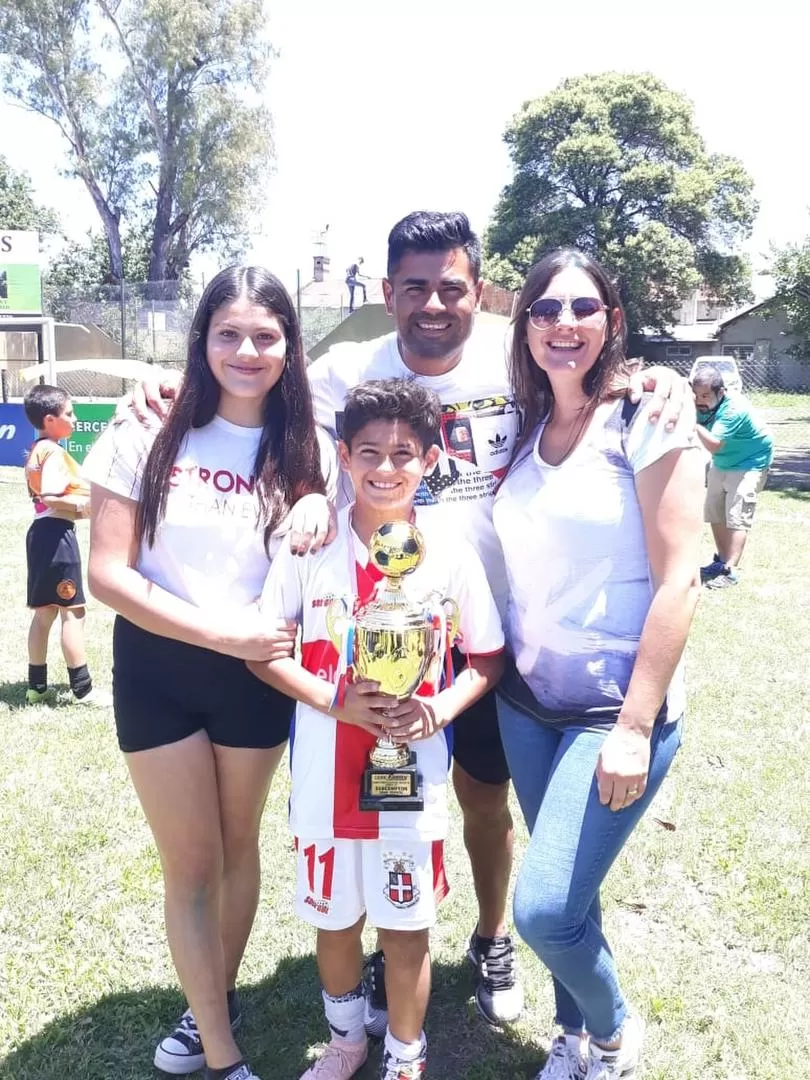 PURA FELICIDAD. En la foto de la izquierda, “Capé” aparece con su esposa, Cecilia, y con sus hijos, Delfina y Lautaro. A la derecha, junto a Juan Santillán, uno de los mejores amigos que dejó en Tucumán. 