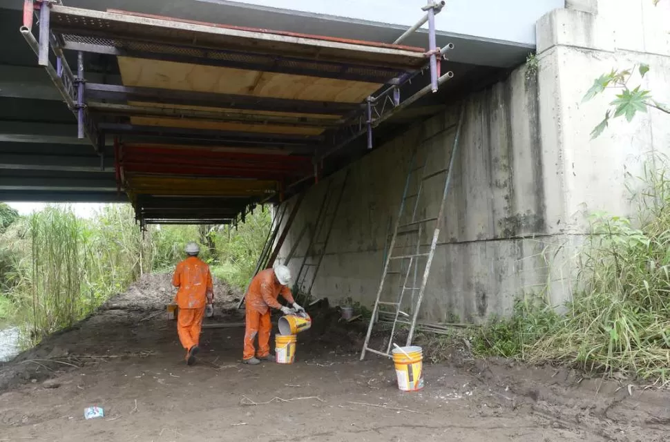 OBREROS TRABAJANDO. Personal de Vialidad Nacional repara puentes al sur. la gaceta / foto de Osvaldo Ripoll