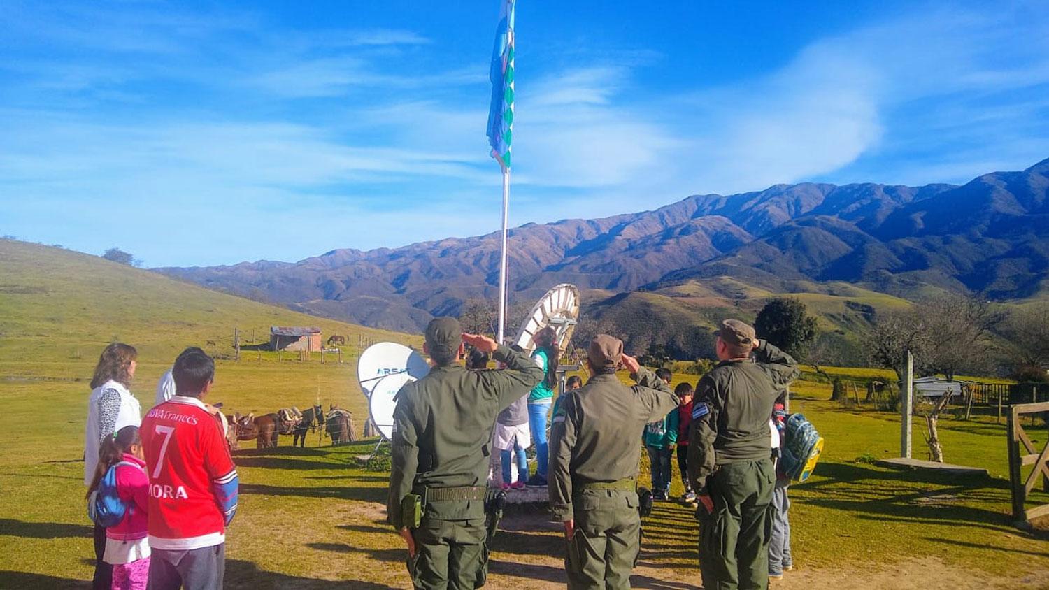 ALTA MONTAÑA. Personal de Gendarmería llevó las urnas a esas localidades.