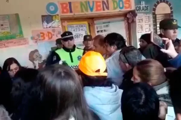 Insólito: una presidenta de mesa se levantó al baño y se llevó la urna