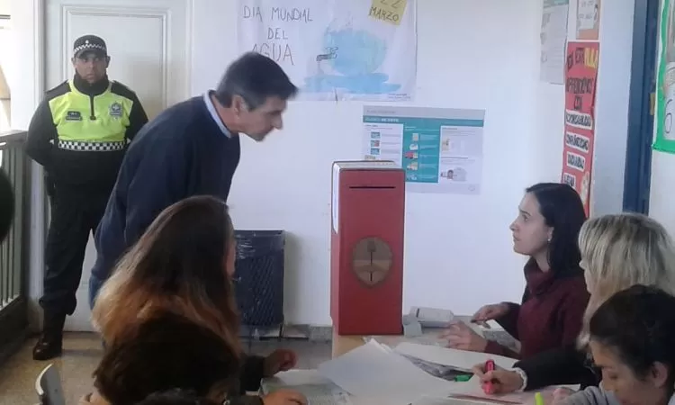 SORPRENDIDO. El candidato no pudo votar en su mesa. 