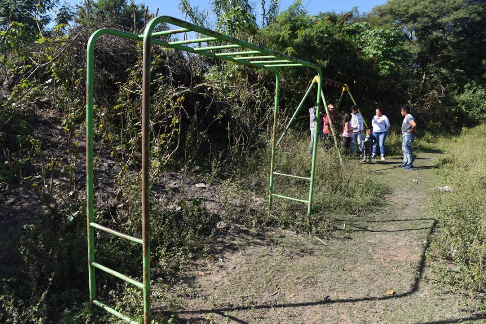 LOS VÁZQUEZ. Los vecinos del barrio se quejaron de la falta de servicios y de que los juegos infantiles -rotos-, están rodeados de matorrales. 