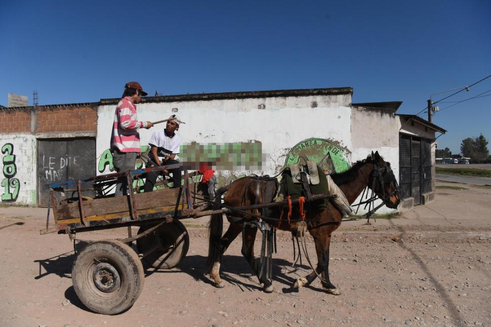 EN EL SUR. Punteros taparon con pintura las pintadas de un dirigente.