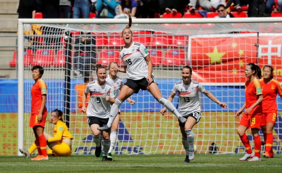 GOLAZO. Gwinn festeja en el aire, mientras sus compañeras corren a abrazarla.