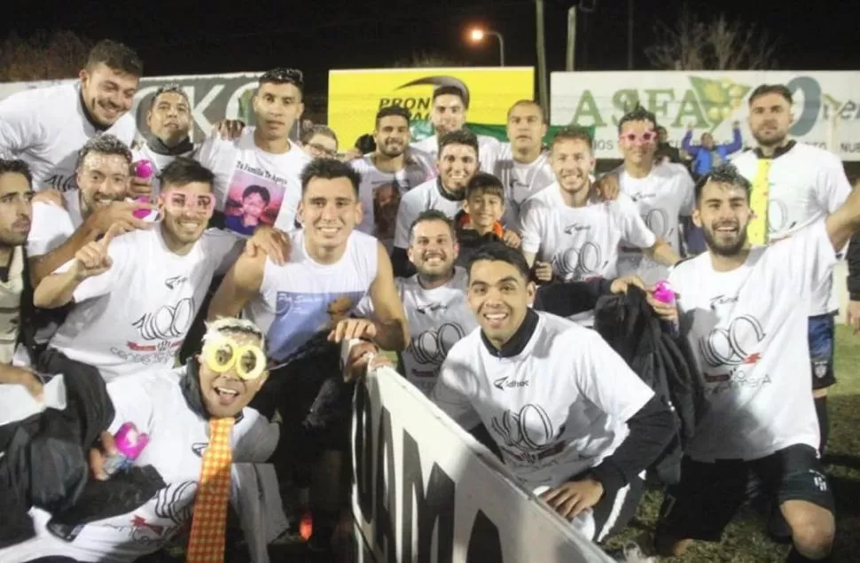 PURA FELICIDAD. Tras la consagración, los jugadores posaron para la foto. nuevodiarioweb.com.ar