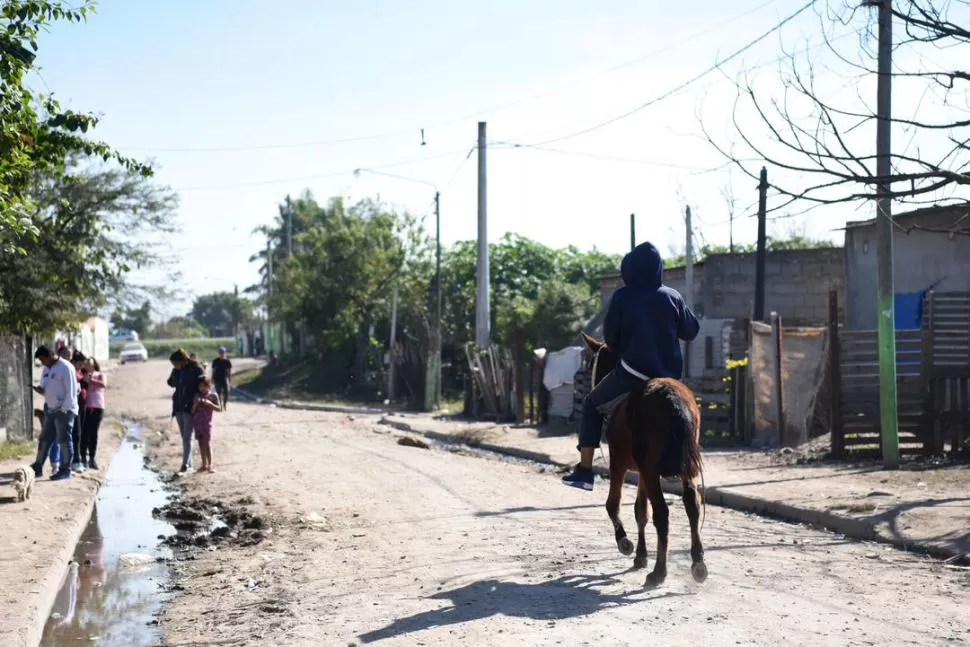 VULNERADOS. En muchas barriadas, donde la crisis económica ahondó el drama de la pobreza estructural, las elecciones son una oportunidad laboral. la gaceta / fotos de Analía Jaramillo