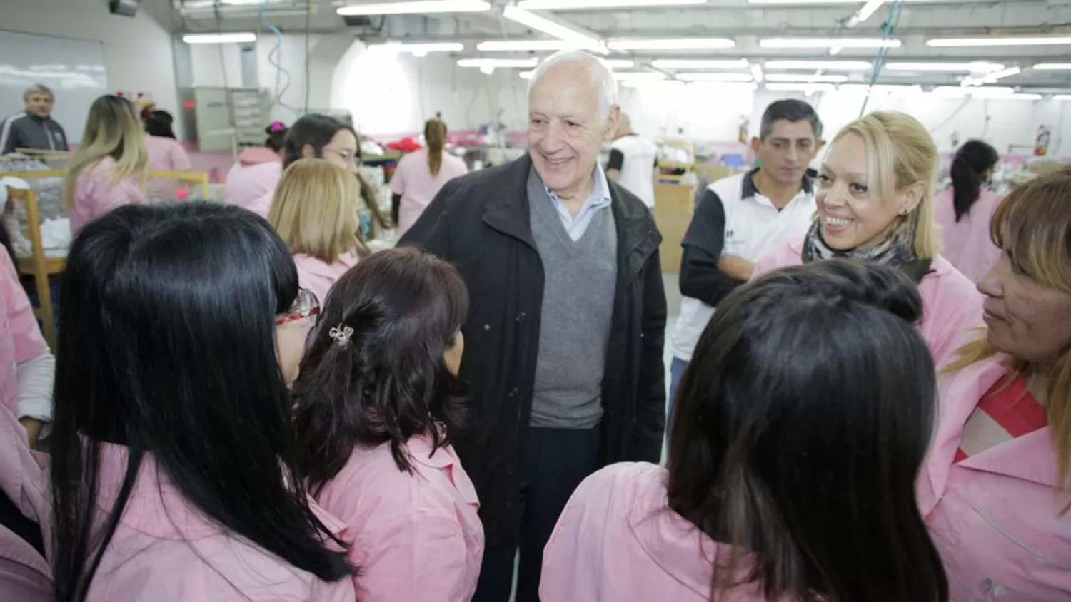 CAMPAÑA. Lavagna saluda a operarios de la fábrica textil que visitó hoy. FOTO TOMADA DE TWITTER