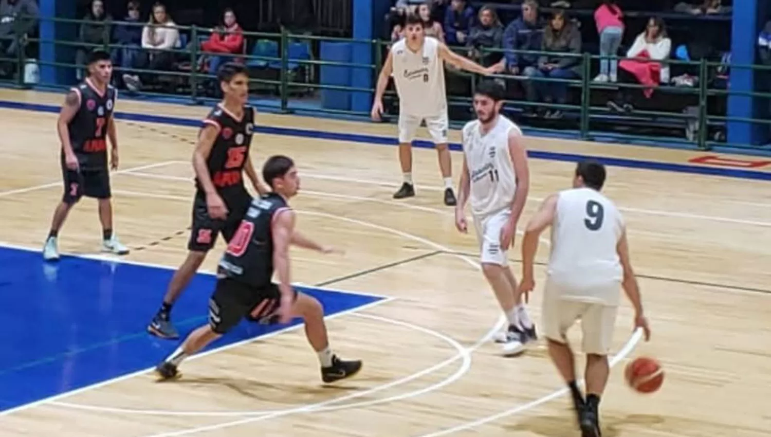 Daniel Pomares (Estudiantes) maneja el balón. (FOTO TOMADA DE FACEBOOK ENCESTANDO)