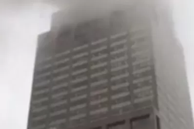Un helicóptero chocó contra un edificio en Nueva York