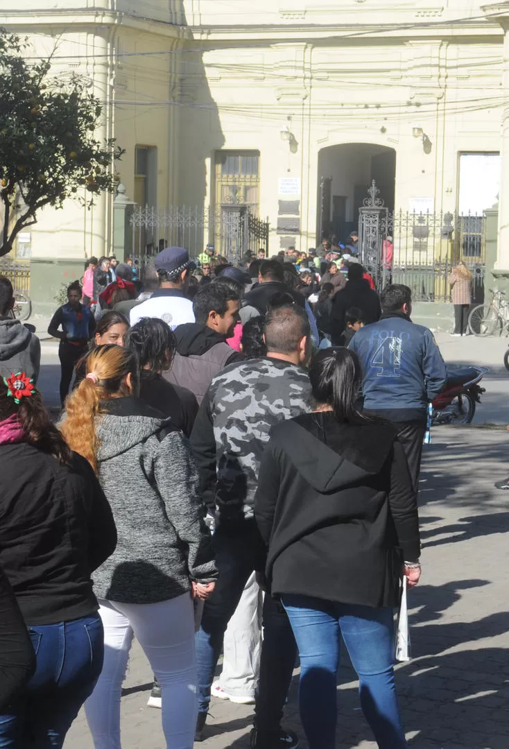 ETERNA. Algunos votantes estuvieron hasta dos horas en la fila. la gaceta / foto de antonio ferroni