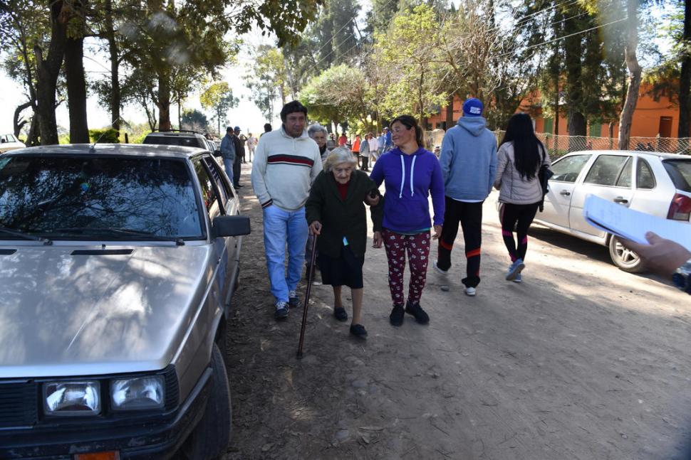 CON EL FRESCO DE LA MAÑANA. La escuela Belisario López convocó a buena parte de los vecinos de Graneros. Votaron sin incidentes. la gaceta / fotos de osvaldo ripoll