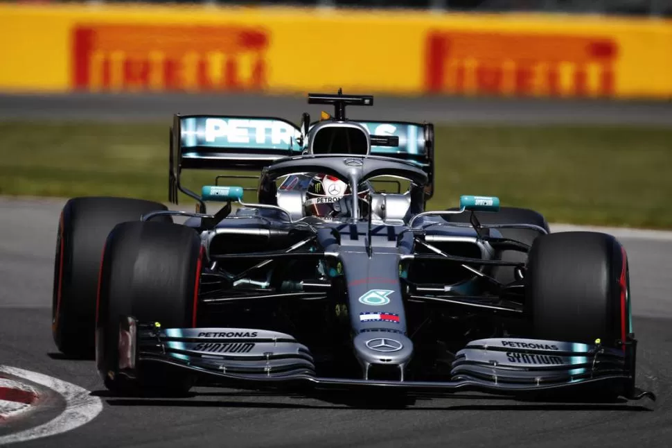 APROVECHÓ. En la vuelta 48 sucedió la polémica maniobra. El Mercedes de Hamilton llegó segundo, pero fue el ganador por la recarga que le aplicaron a Vettel. corsa