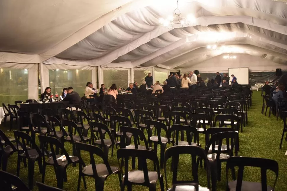 SILLAS VACÍAS. Sin música y sin dirigentes. Así estuvo toda la noche la carpa que montó el alperovichismo. la gaceta / foto de inés quinteros orio