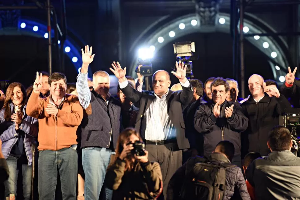 FUERA DE CASA DE GOBIERNO. Hoy, a las 1.30, Manzur, Jaldo, funcionarios y dirigentes electos salieron a festejar el triunfo desde la explanada. “El peronismo sigue gobernando la provincia”, celebró el gobernador reelecto. la gaceta / fotos de juan pablo sánchez noli