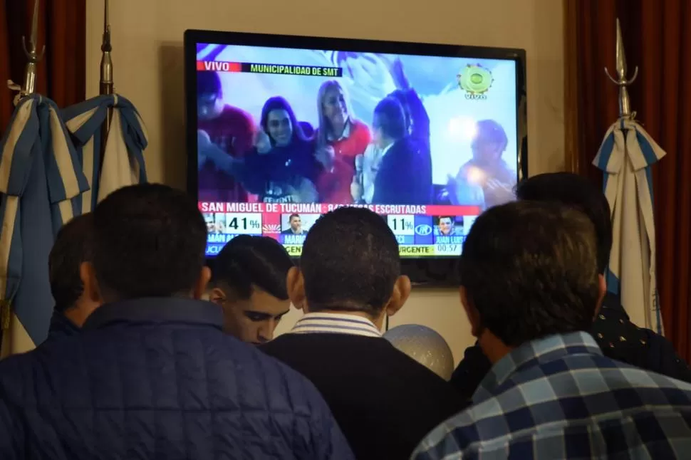 POR TELEVISIÓN. Leito mira el festejo de Alfaro en la municipalidad. la gaceta / foto de juan pablo sánchez noli