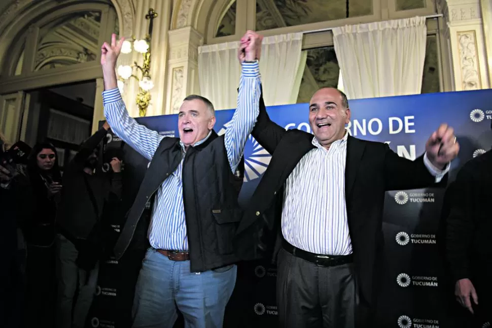 EL OFICIALISMO LOGRÓ EL VISTO BUENO DE LA MAYORÍA PARA GOBERNAR HASTA 2023. El vicegobernador Osvaldo Jaldo y el gobernador Juan Manzur celebran la victoria de este domigno en la Casa de Gobierno. la gaceta / foto de juan pablo sánchez noli