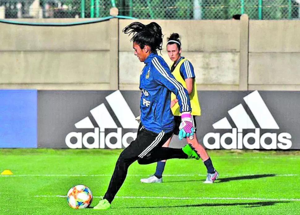 LISTA PARA TODO. Pereyra sale desde el fondo con un remate, durante el entrenamiento de la Selección ayer por la tarde. prensa afa