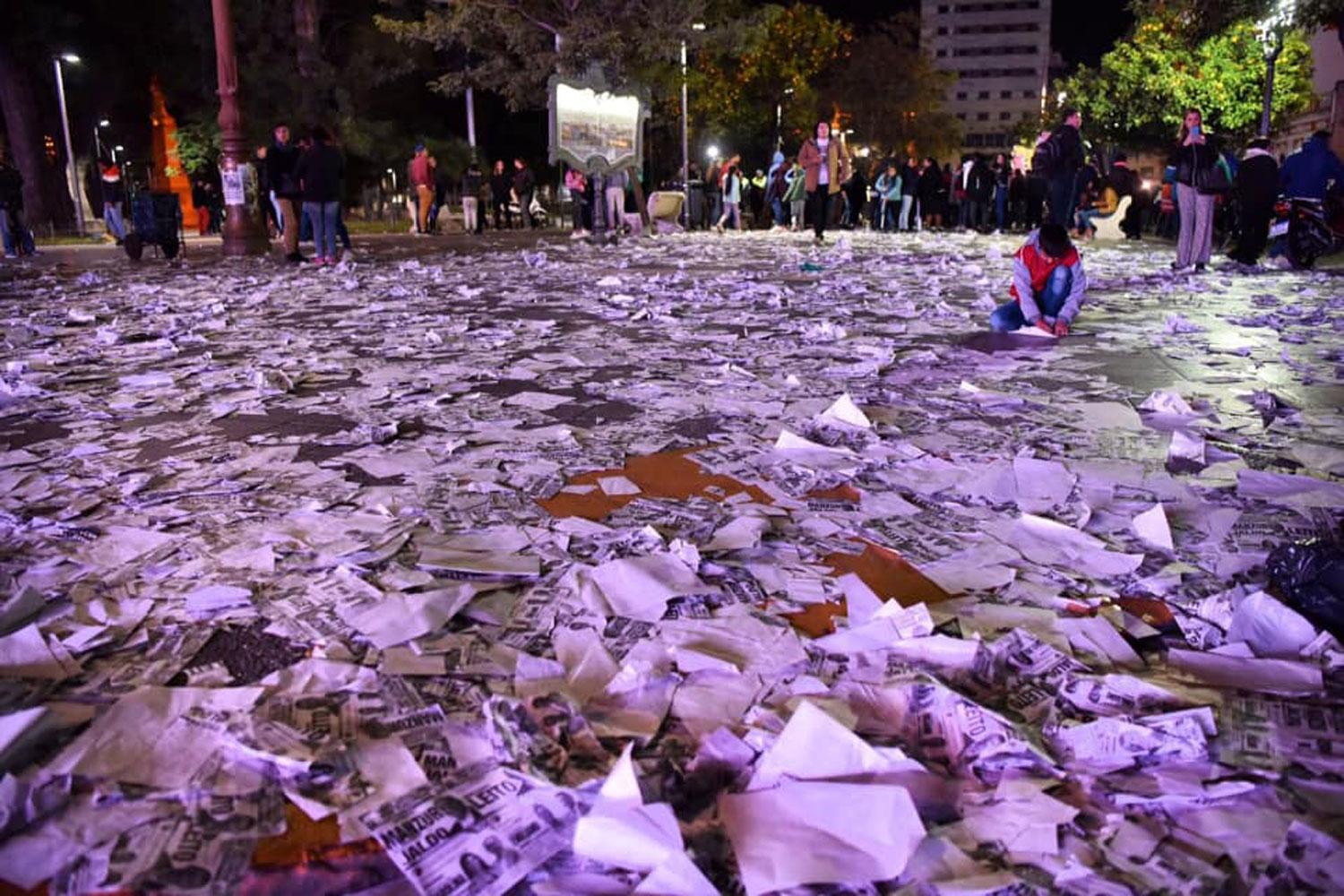 INUNDADA DE VOTOS. Se realizó un gran trabajo para retirar los votos de la Plaza Independencia.