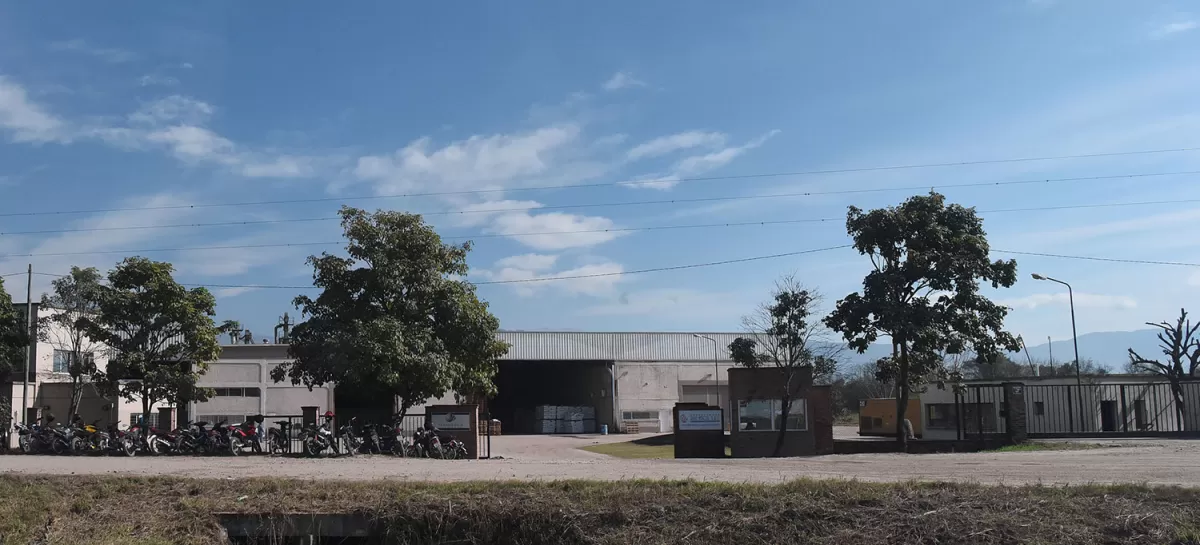 LA SEDE DE LA EMPRESA  CUESTIONADA POR INTERVENIR EN EL FIDEICOMISO ARGENTINOVENEZOLANO. Acceso y fachada de la compañía de legumbres ubicada en San Felipe, en las afueras de San Miguel de Tucumán.