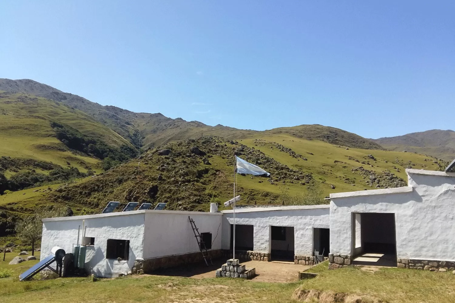 IMPECABLE. La vieja escuela fue reciclada y contará con capacidad para 32 personas. FOTO TOMADA DEL TWITTER @PRENSATUCUMANTURISMO.