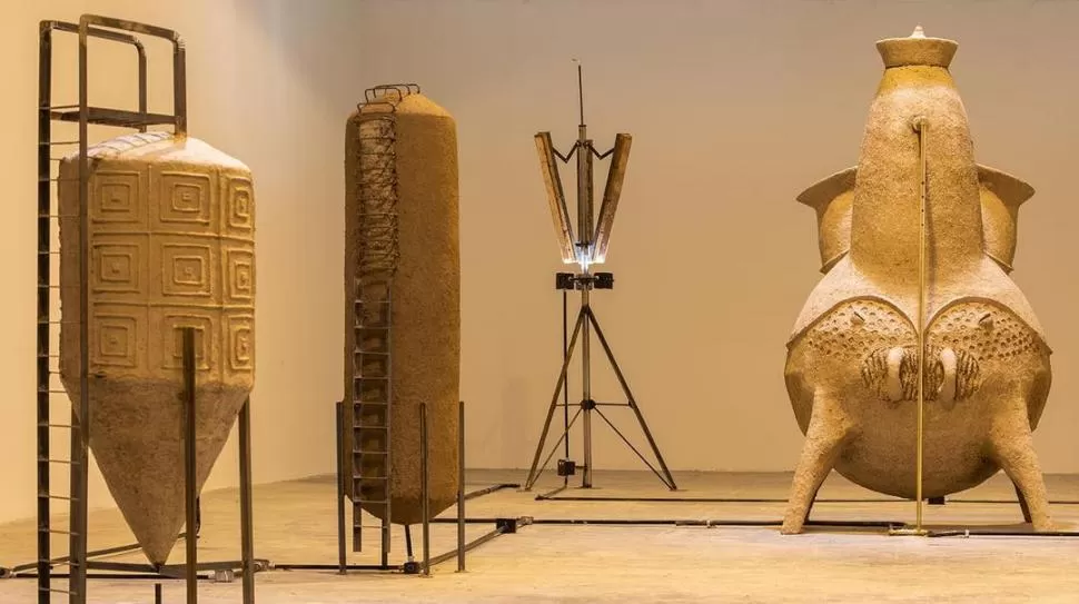 EN LA GALERIA DE LA BOCA. El horno de barro es una de las figuras antropomorfas más impactantes entre las distintas piezas de Gabriel Chaile. 