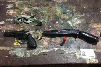 A bordo de una moto robada, asaltaron a un camión y se tirotearon con un policía